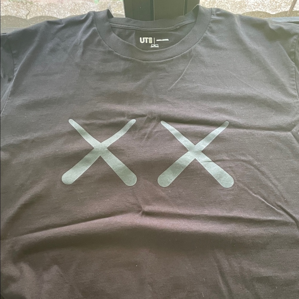 Uniqlo Men's Black Tee with Graphic Design